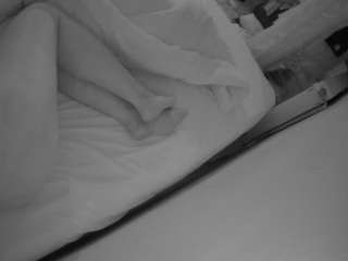 该模特正在直播。 voyeurcam-julmodels-whitebed-4