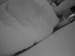 Эта модель сейчас онлайн. voyeurcam-julmodels-whitebed-4