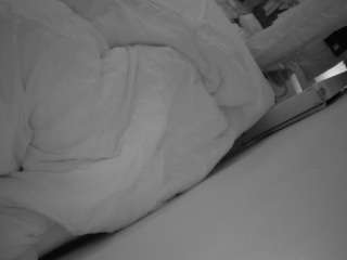 voyeurcam-julmodels-whitebed-4