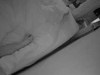voyeurcam-julmodels-whitebed-4