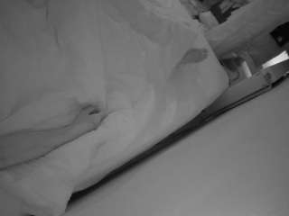 هذا النموذج مباشر الآن. voyeurcam-julmodels-whitebed-4