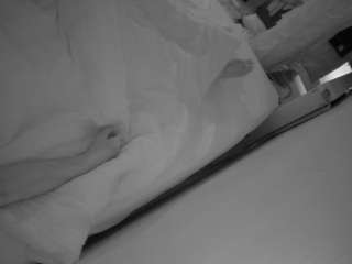 Model ini sedang live sekarang. voyeurcam-julmodels-whitebed-4