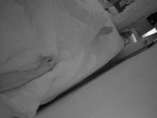 Questo modello è in diretta ora. voyeurcam-julmodels-whitebed-4
