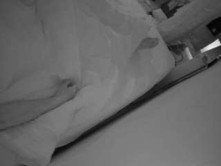 Questo modello è in diretta ora. voyeurcam-julmodels-whitebed-4