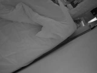 Dit model is nu live. voyeurcam-julmodels-whitebed-4