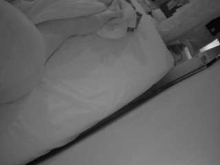 यह मॉडल अभी लाइव है. voyeurcam-julmodels-whitebed-4