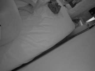 voyeurcam-julmodels-whitebed-4
