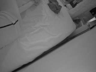 Ця модель зараз онлайн. voyeurcam-julmodels-whitebed-4