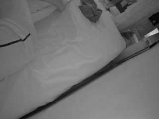Mẫu này đang trực tiếp. voyeurcam-julmodels-whitebed-4