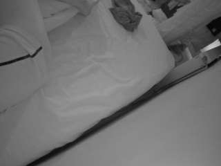 voyeurcam-julmodels-whitebed-4