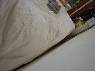 Ce modèle est en direct maintenant. voyeurcam-julmodels-whitebed-4