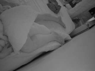 Acest model este live acum. voyeurcam-julmodels-whitebed-4