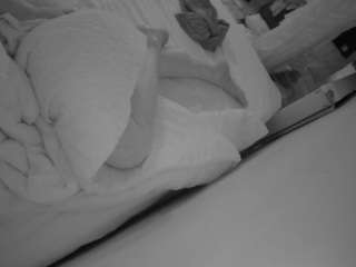 voyeurcam-julmodels-whitebed-4
