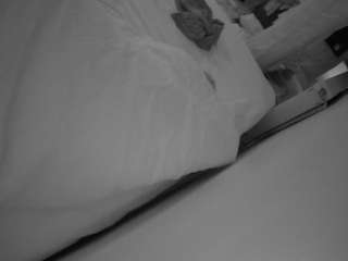 यह मॉडल अभी लाइव है. voyeurcam-julmodels-whitebed-4