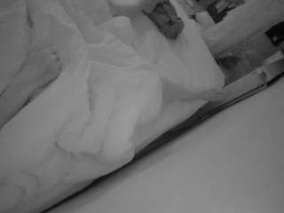 Acest model este live acum. voyeurcam-julmodels-whitebed-4