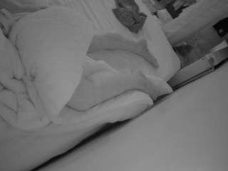 Mẫu này đang trực tiếp. voyeurcam-julmodels-whitebed-4