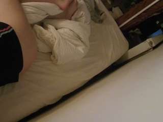voyeurcam-julmodels-whitebed-4