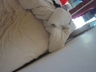 voyeurcam-julmodels-whitebed-4