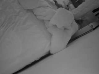 voyeurcam-julmodels-whitebed-4
