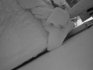 voyeurcam-julmodels-whitebed-4