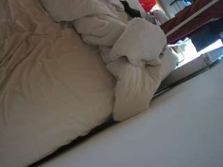 voyeurcam-julmodels-whitebed-4