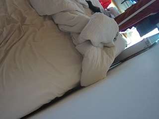 voyeurcam-julmodels-whitebed-4