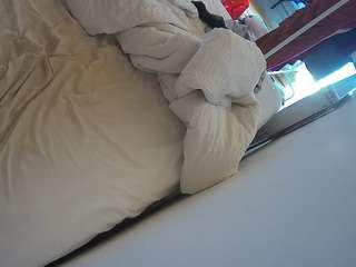 voyeurcam-julmodels-whitebed-4
