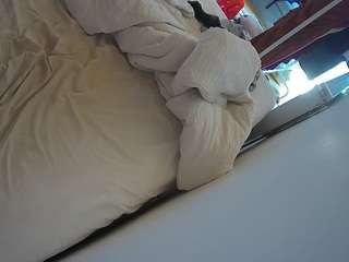 voyeurcam-julmodels-whitebed-4