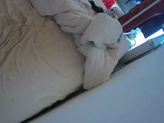 voyeurcam-julmodels-whitebed-4