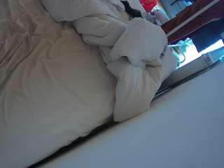 voyeurcam-julmodels-whitebed-4
