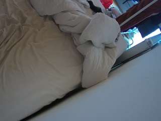 voyeurcam-julmodels-whitebed-4