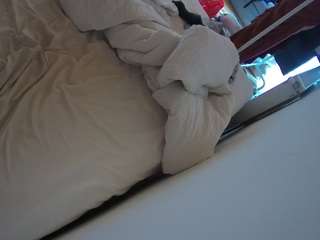 voyeurcam-julmodels-whitebed-4