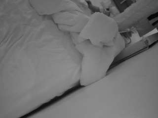 voyeurcam-julmodels-whitebed-4