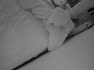 voyeurcam-julmodels-whitebed-4