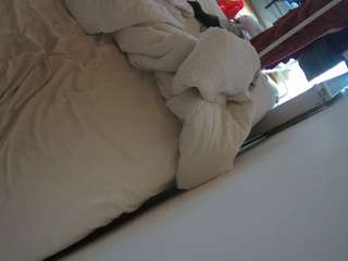 voyeurcam-julmodels-whitebed-4 webcam