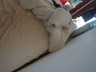 voyeurcam-julmodels-whitebed-4