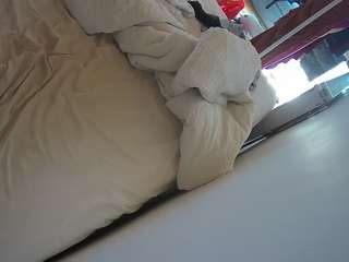 voyeurcam-julmodels-whitebed-4 webcam