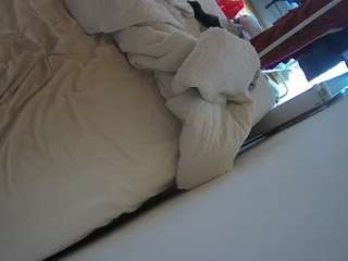 voyeurcam-julmodels-whitebed-4