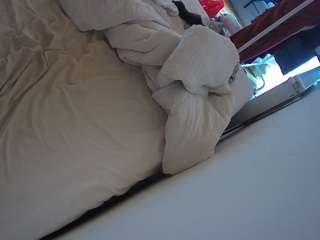 voyeurcam-julmodels-whitebed-4