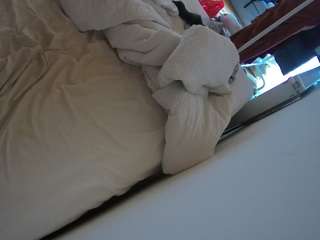 voyeurcam-julmodels-whitebed-4