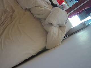 voyeurcam-julmodels-whitebed-4