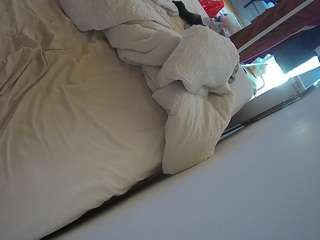 voyeurcam-julmodels-whitebed-4