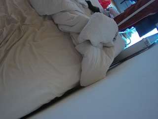 voyeurcam-julmodels-whitebed-4