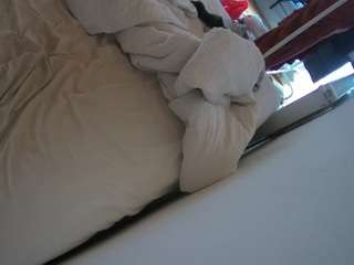 voyeurcam-julmodels-whitebed-4