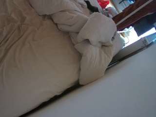 voyeurcam-julmodels-whitebed-4