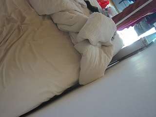 voyeurcam-julmodels-whitebed-4