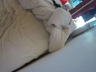 voyeurcam-julmodels-whitebed-4