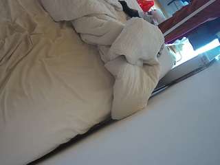 voyeurcam-julmodels-whitebed-4