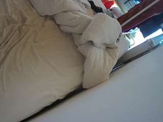 voyeurcam-julmodels-whitebed-4