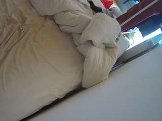 voyeurcam-julmodels-whitebed-4